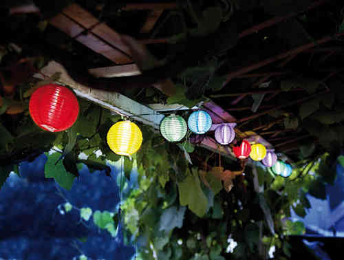 Cadena solar de lámparas chinas de jardín.
